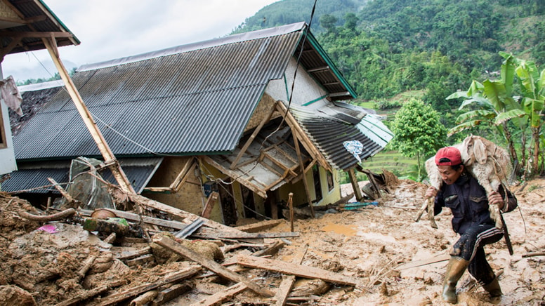 Endonezya'da sel felaketi: Yaklaşık 40 bin kişi yerinden oldu