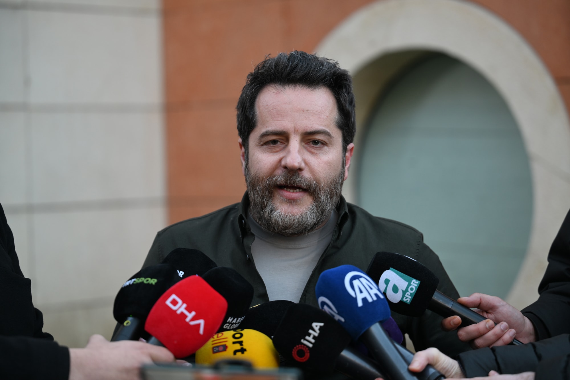 Erden Timur: Evine adam gönderirsen, çocuğunu tehdit ettirirsen...