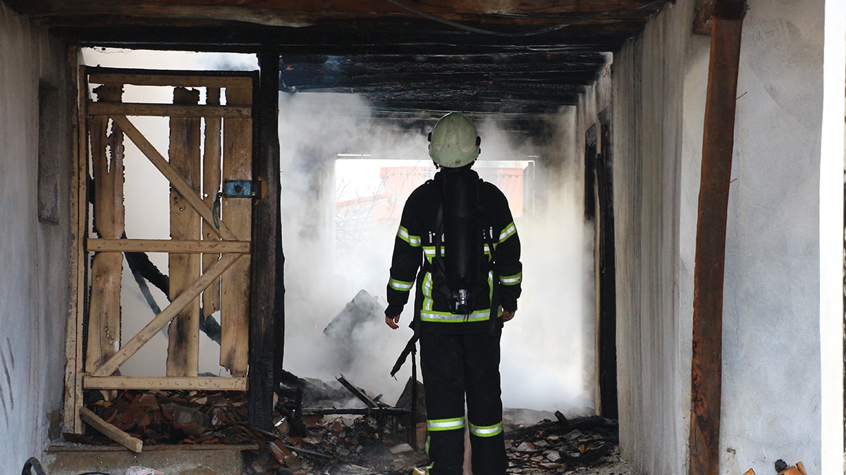 Yangında iki katlı ev küle döndü