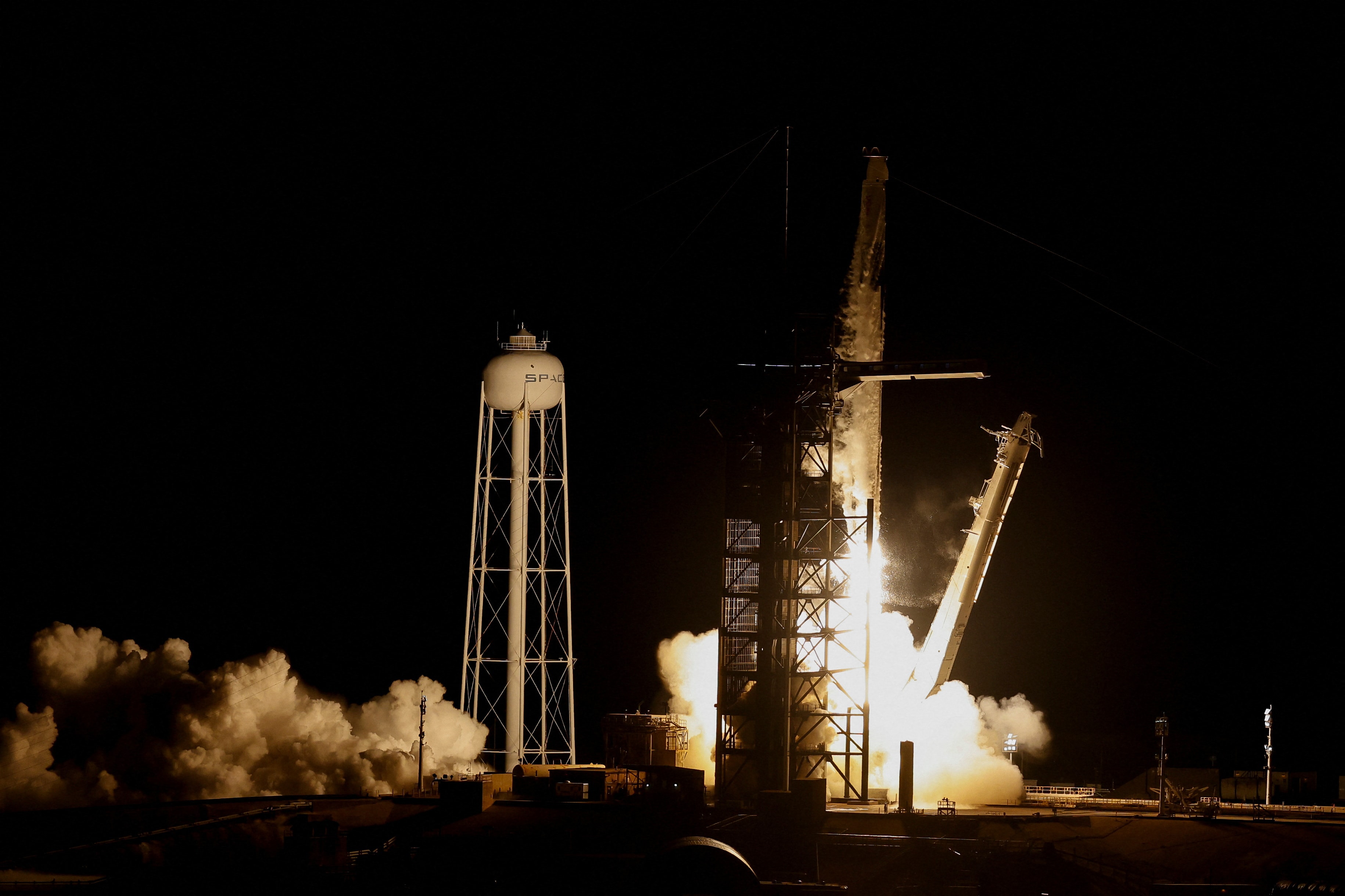 SpaceX, Crew-8 misyonu astronotlarını taşıyan Falcon 9 roketini fırlattı