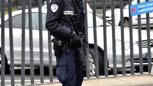 Fransa'da başörtüsü krizi: Okullara silahlı korumalar yerleştirildi