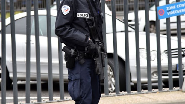 Fransa'da başörtüsü krizi: Okullara silahlı korumalar yerleştirildi