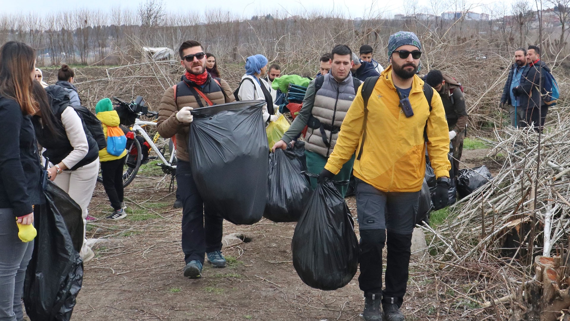 Hevsel Bahçeleri'nde 1 kamyonet çöp toplandı