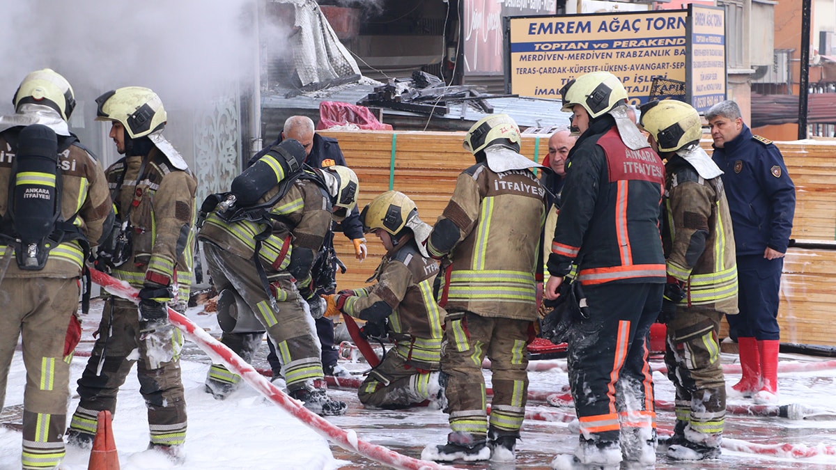 Ankara'da korkutan yangın... Yavaş da olay yerinde