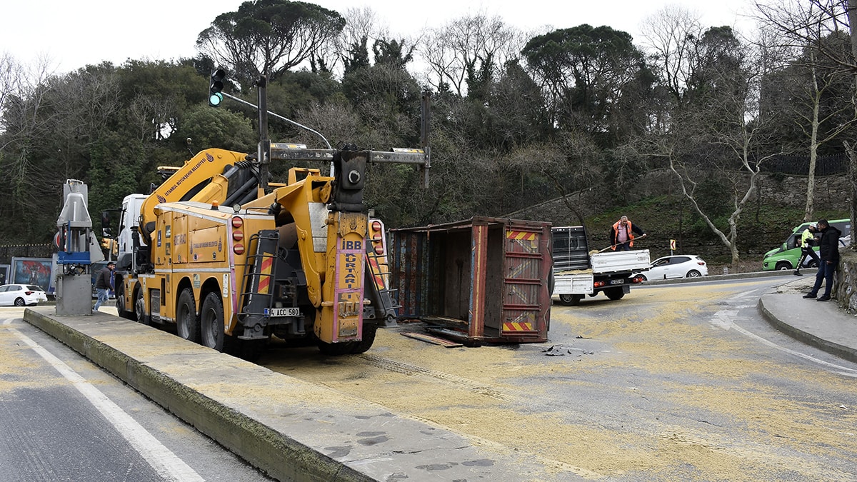 İstanbul'da kamyon devrildi; kasasındaki  makine  yola savruldu