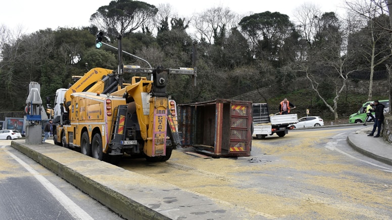 İstanbul'da kamyon devrildi; kasasındaki  makine  yola savruldu