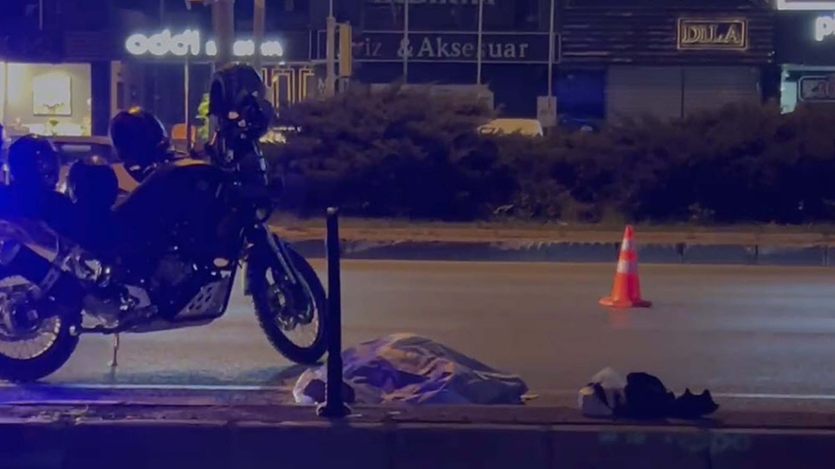 Karşıya geçmek isteyen çifti kaza ayırdı