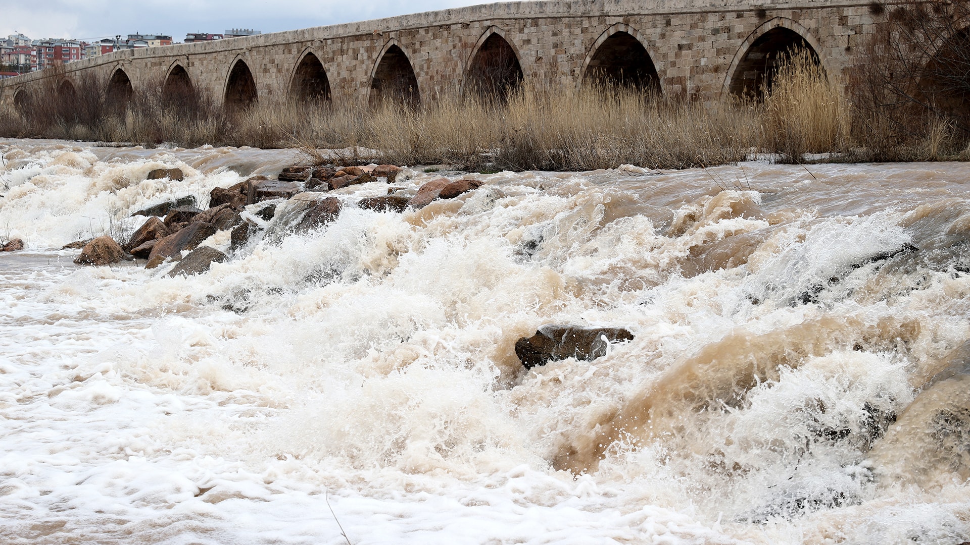 Dağlardaki karlar eridi, Kızılırmak'ın su seviyesi yükseldi