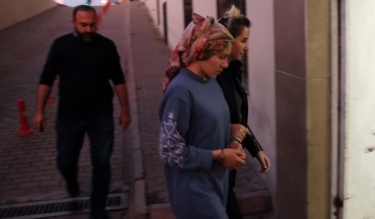 Eşini göğsüne iki bıçak saplayan kadın: Beni de kendini de yaktı