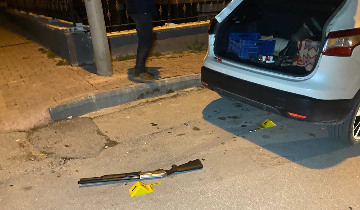 Komşusunun aracına tüfekle ateş açtı