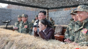 Kuzey Kore lideri Kim, kızıyla düşman mevzilerini izledi
