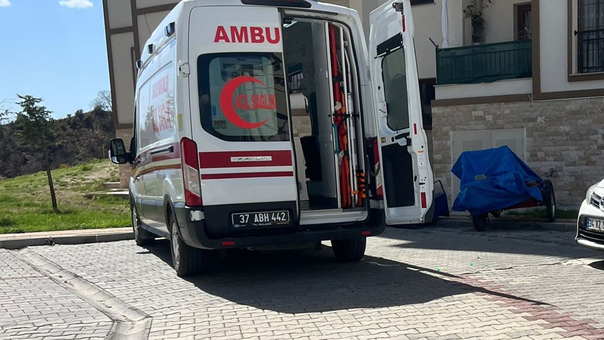 Seyyar sandık ekibi uzun süre asansörde mahsur kaldı