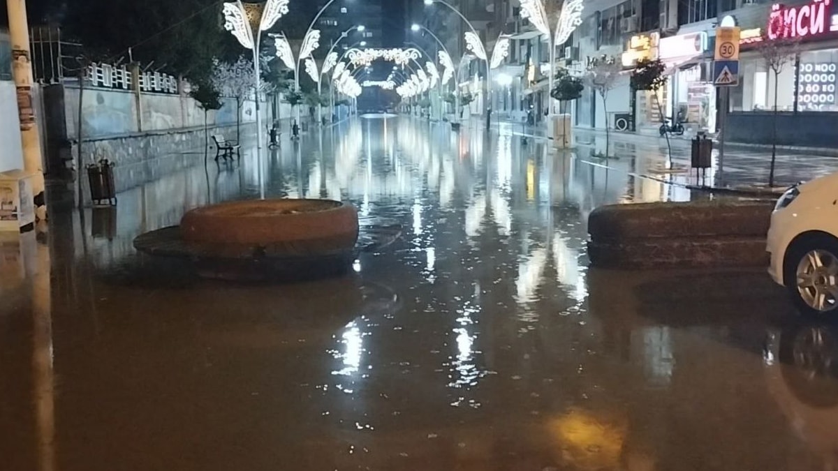 Mardin'de sağanak: Cadde ve sokaklar suyla doldu
