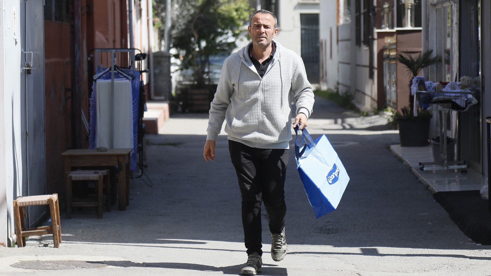 'Süper muhtar'ın bisikleti çalındı, yardımlara yürüyerek devam ediyor