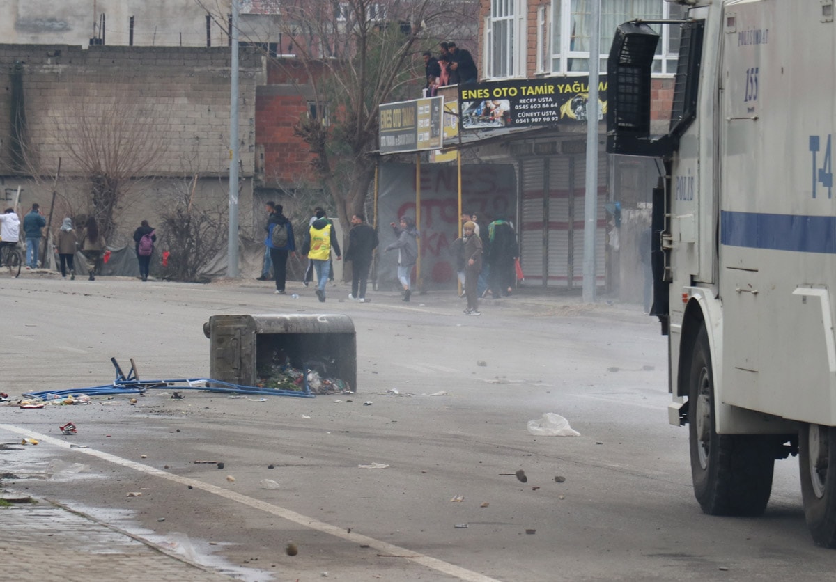 Nevruz etkinliğinde polise taş atan şüpheliler gözaltına alındı