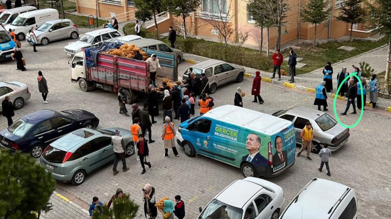 AKP kamyonla patates dağıtıyor
