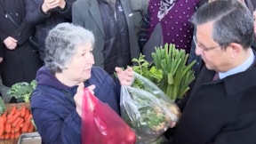 Elindeki poşeti gösteren emekli vatandaş isyan etti: Yetti canımıza