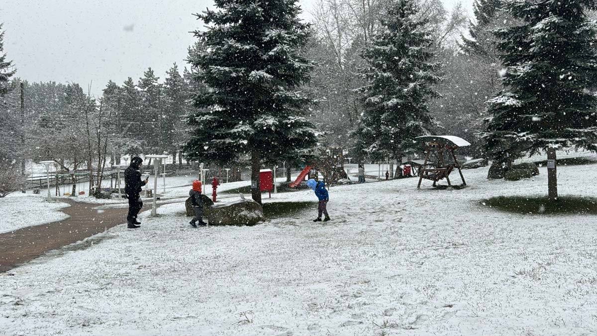 Abant'ta martta yağan kar tatilcileri sevindirdi