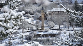 Tarihi Süleymaniye Mahallesi beyaz örtüyle kaplandı