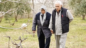 Ahmet dede, Alzheimer olan yarım asırlık eşini yalnız bırakmıyor
