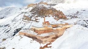 Tarihi İshak Paşa Sarayı karla kaplandı