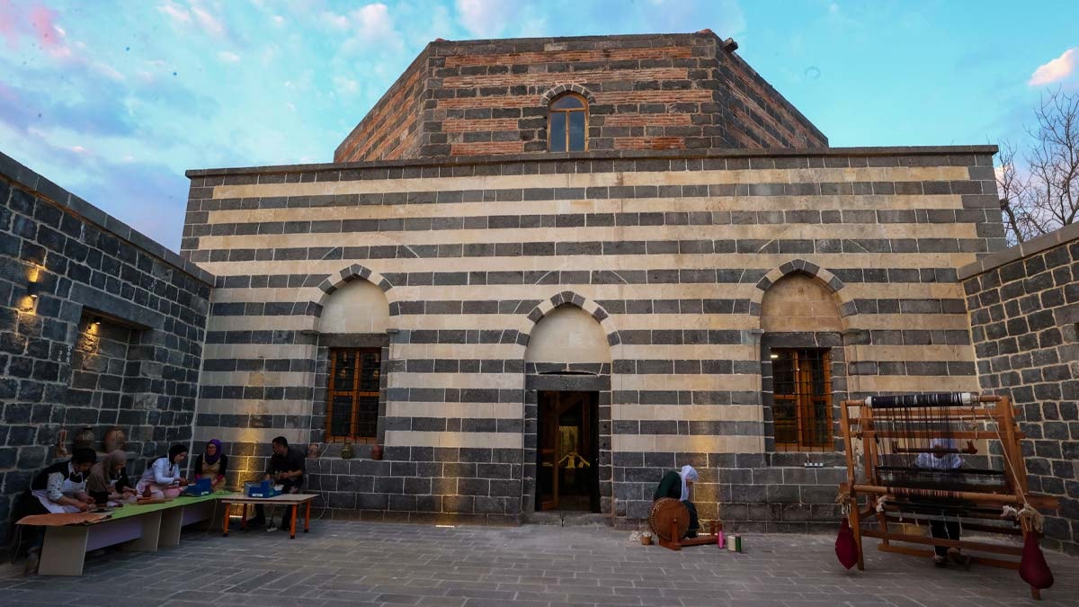 Kadınlar ipek dokuma tezgahlarını 457 yıllık hamama kurdu