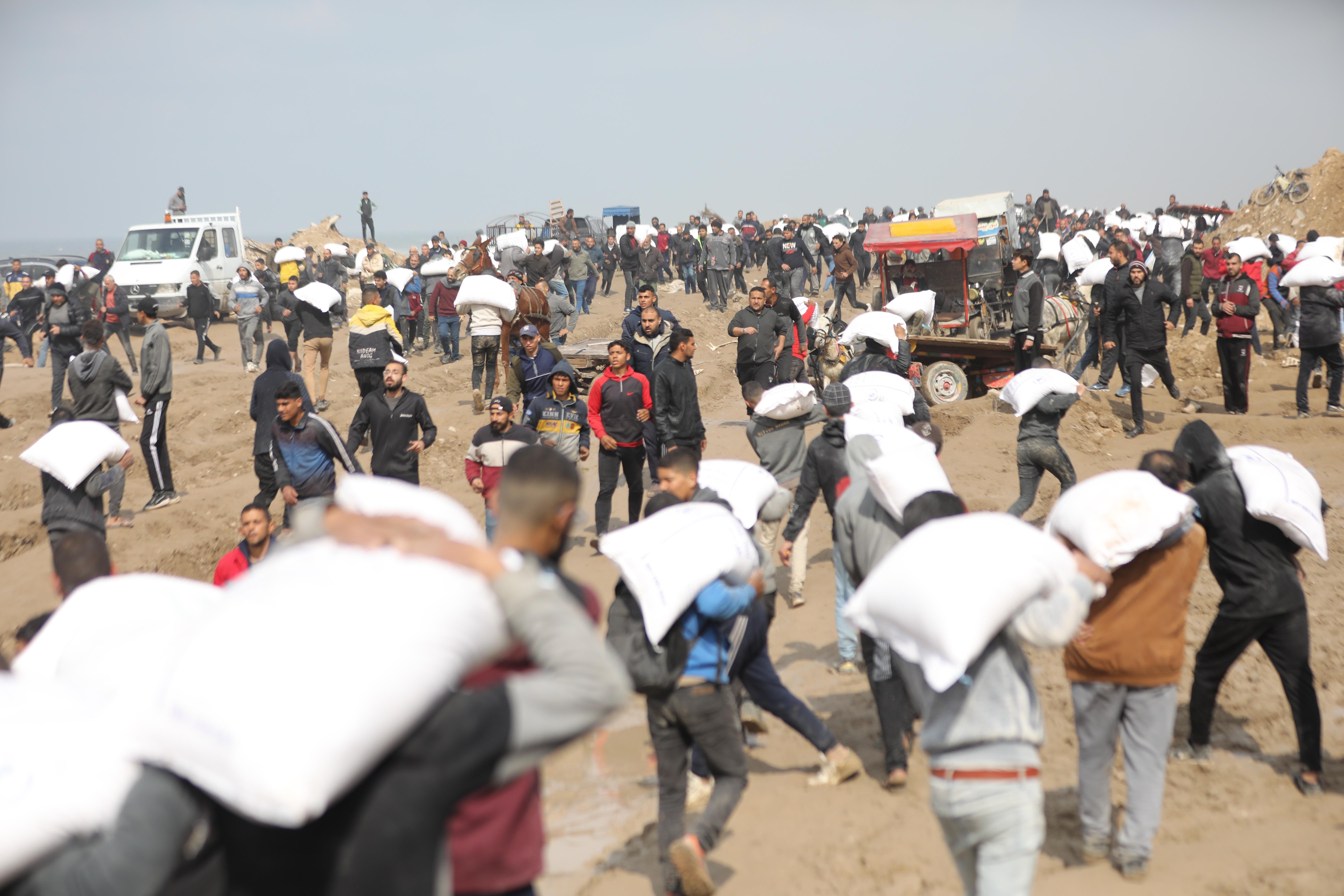 70 kilometre mesafedeki plajda iki farklı hayat: Gazze'de sefalet, İsrail'de eğlence