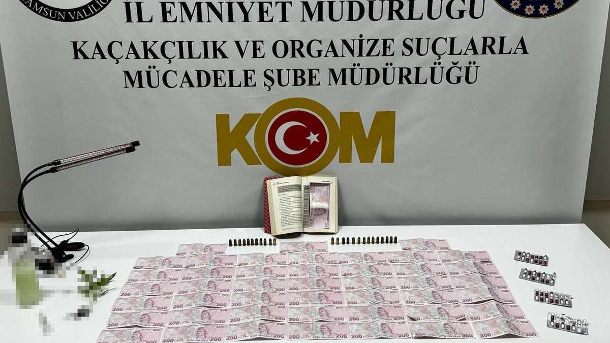 Kitabın içinde sahte paralar sığacak şekilde bölüm yapılmış