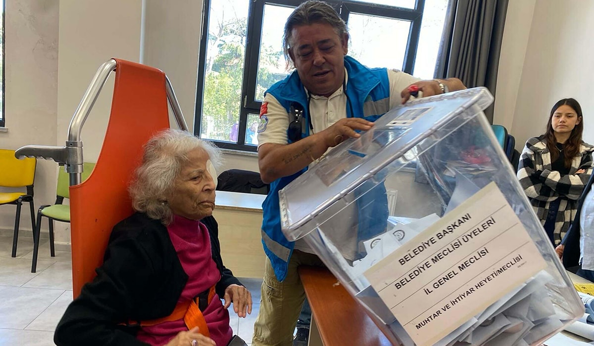 Ambulansla gelip sedyede oy kullandı