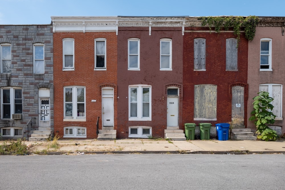 Terk edilmiş evler 1 dolara satılacak