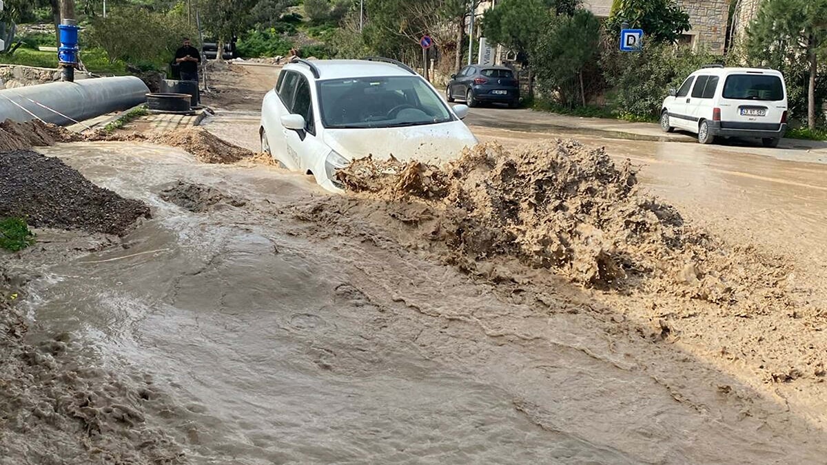 Bodrum'da yenilenen boru hattı da patladı