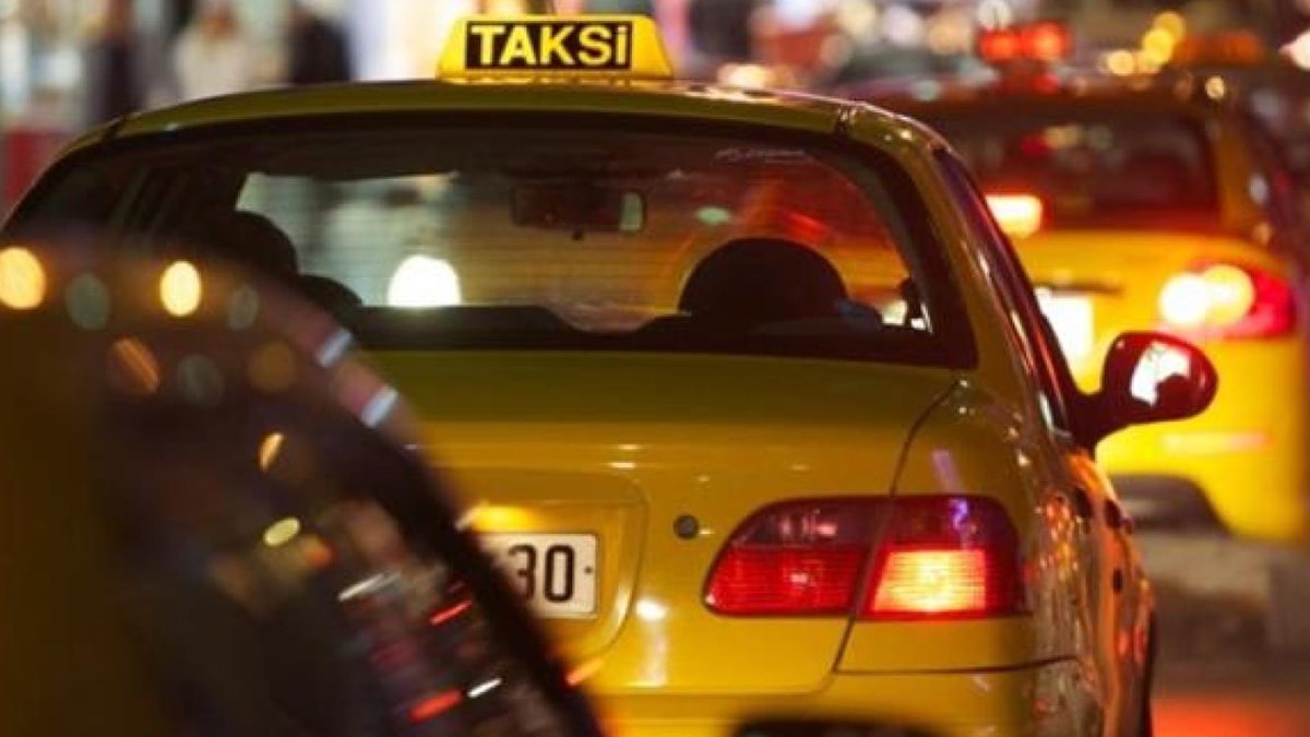 Takside ücret kavgası: Üç kişi yaralandı, köpek de bıçaklandı
