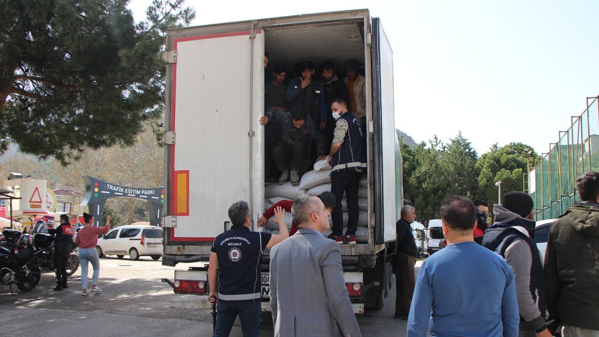 Mercimek yüklü TIR'ın dorsesinden 40 kaçak göçmen çıktı