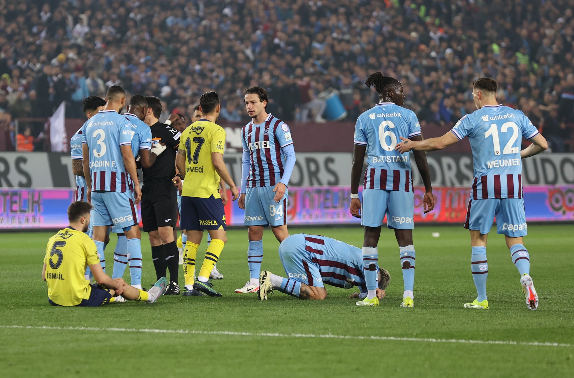 Trabzonspor-Fenerbahçe maçında sahaya yabancı madde yağdı maç durdu