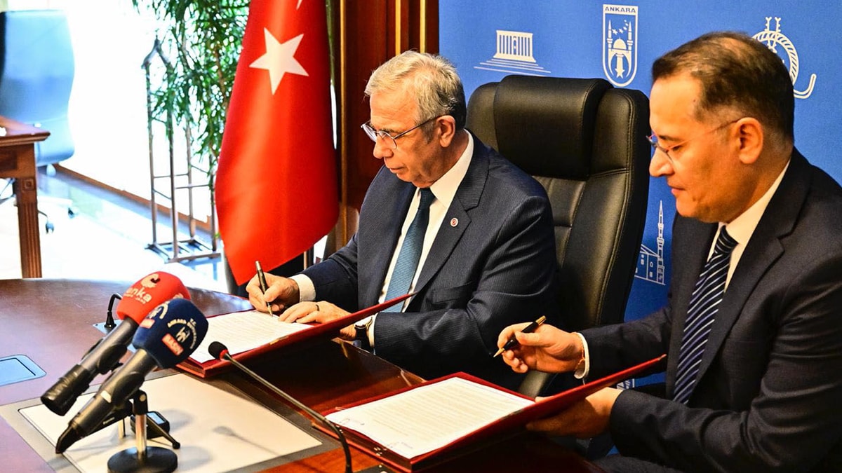 Şeffaflık taahhütnamesine ilk imza yine Mansur Yavaş'tan