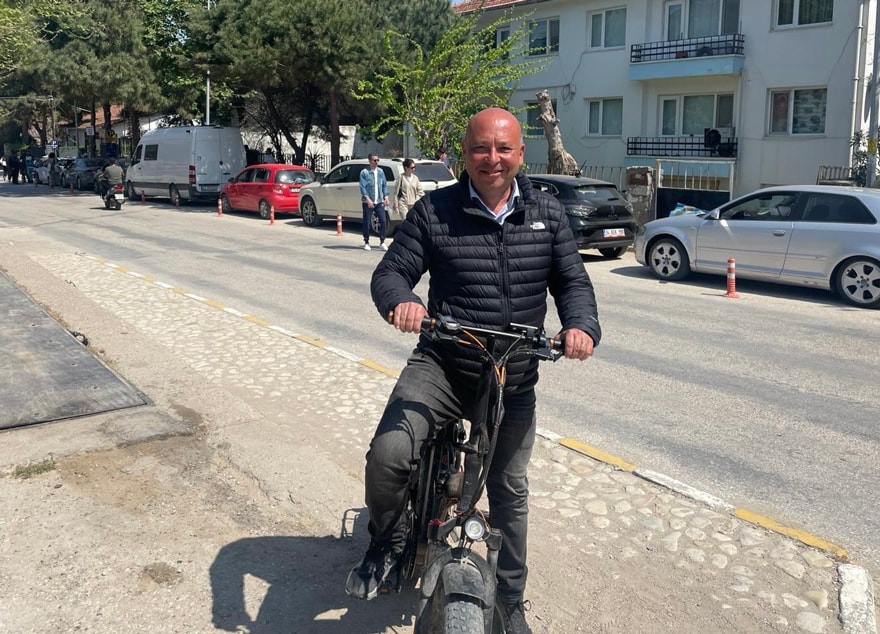 Makam aracını zabıtaya verdi bisiklete bindi