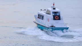 İstanbul'da deniz taksi, kanoya çarptı