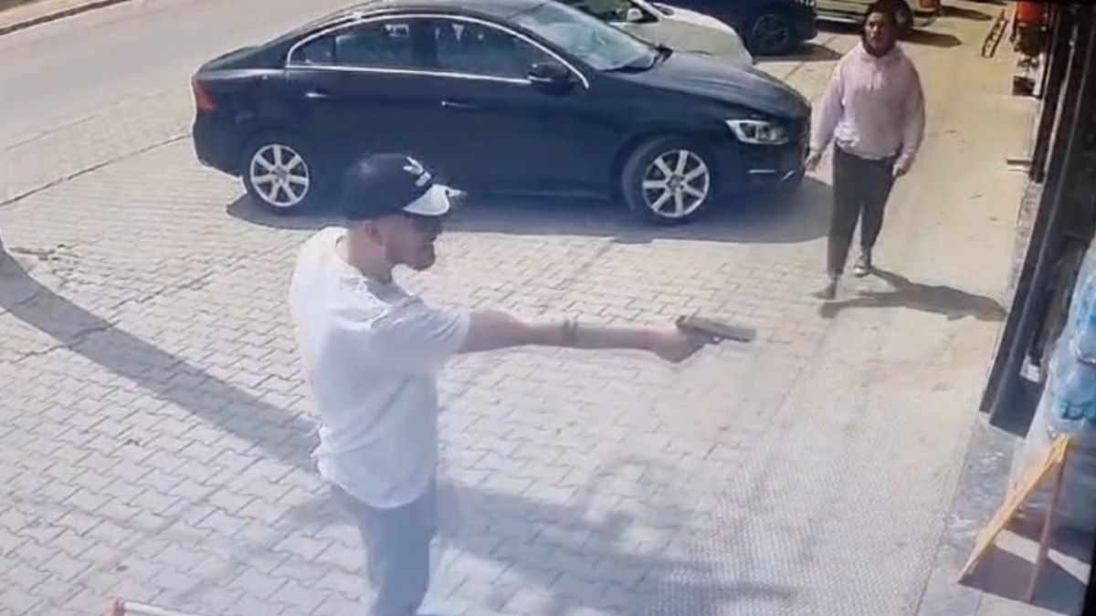 Husumetlisine kurşun yağdırdı: O anlar kamerada