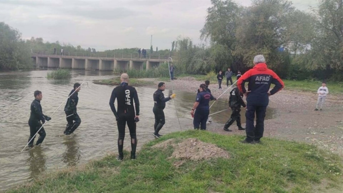 Ayağı kayıp çaya düşerek boğuldu