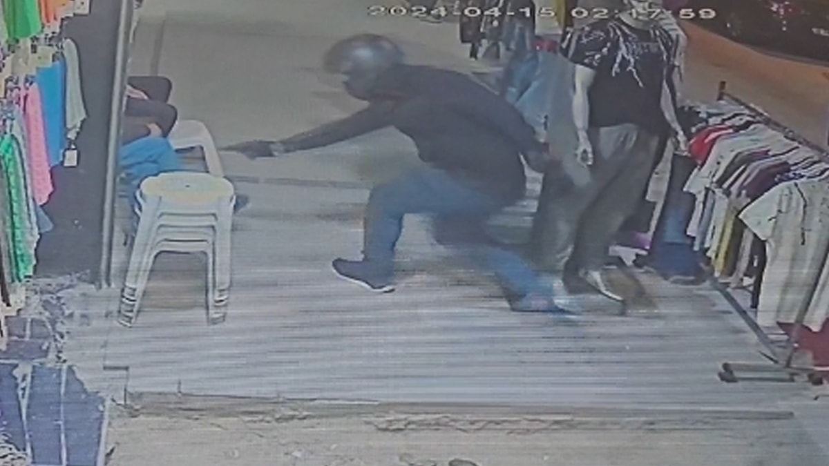 Çay içerken bacağından vuruldu