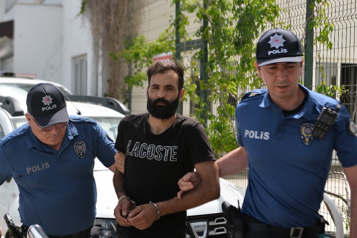 Eşi kapıyı geç açınca şüphelendi, mutfakta saklanan arkadaşını bıçakladı