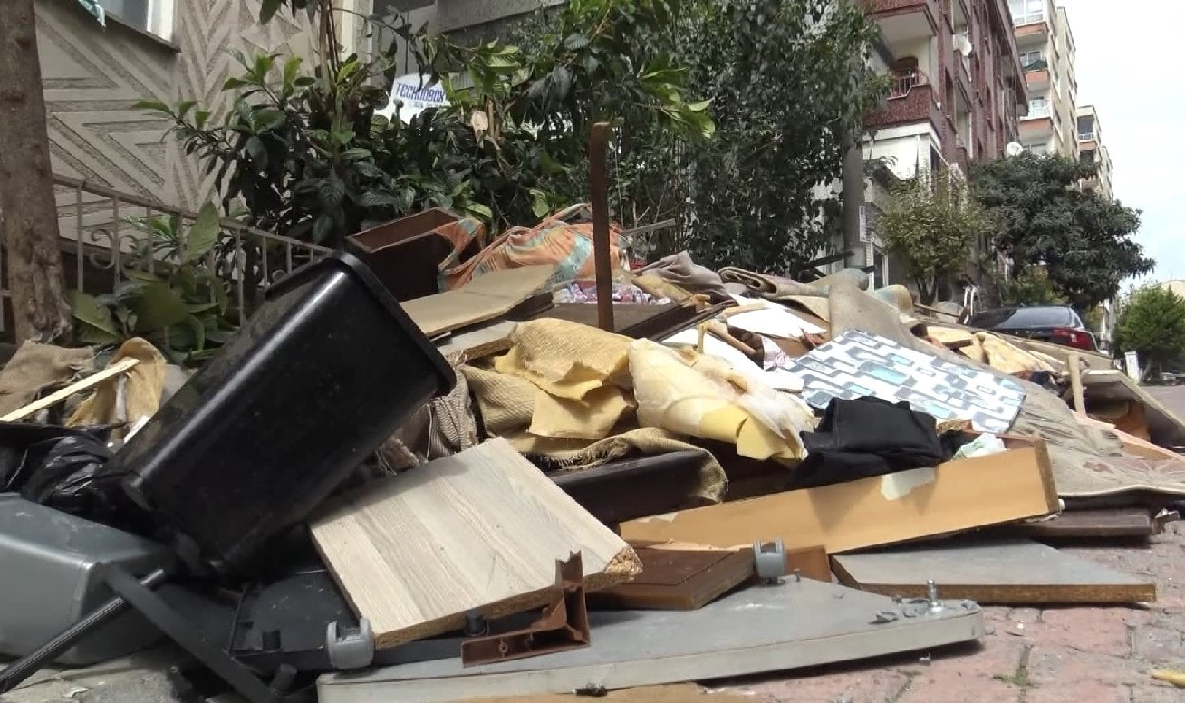 Kiracılara kızan ev sahibi eşyaları balkondan attı