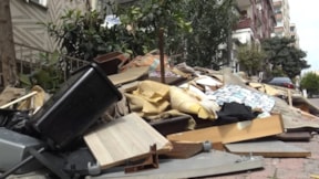 Kiracılara kızan ev sahibi eşyaları balkondan attı