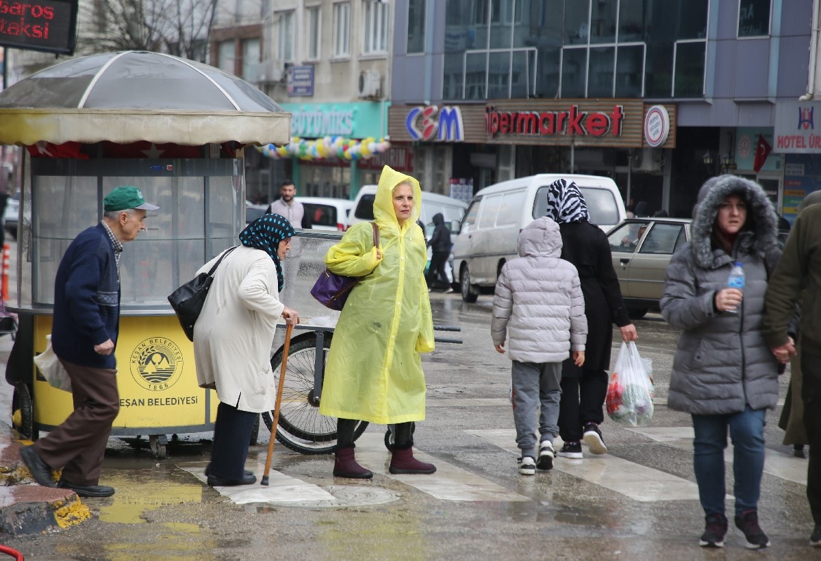 Meteoroloji bölge bölge uyardı: Sağanak, fırtına, dolu vuracak...