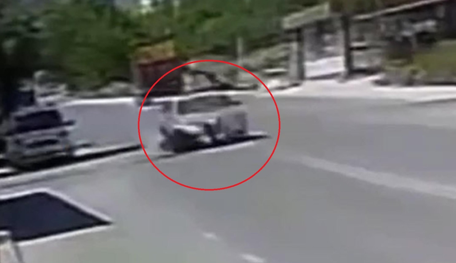 Motosikletlinin metrelerce savrulduğu kaza kamerada