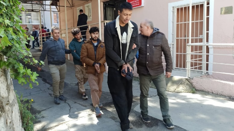 25 Afgan göçmen demir korkulukları söküp kaçtı