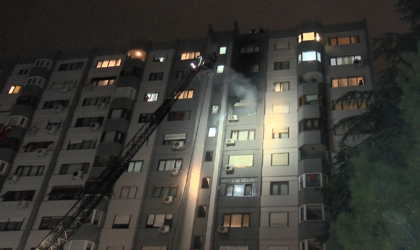 15 katlı binada yangın paniği; Kendilerini sokağa attılar