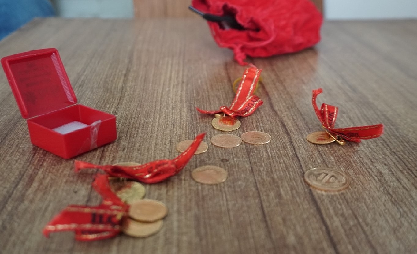 Yıkamaya getirilen halıdan altınlar çıktı