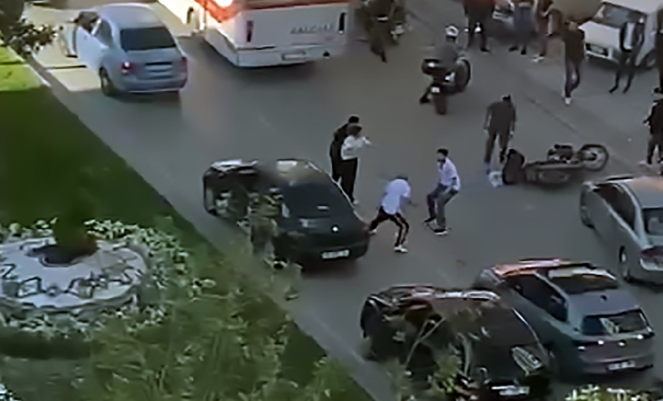 Trafik magandaları eşinin yanında saldırdı... Bıçak çekip, camları kırdılar