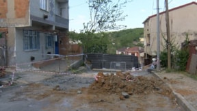 İstanbul'da temel kazı sırasında yol çöktü, bina boşaltıldı